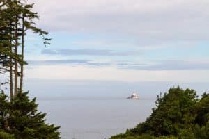 Vuurtoren op rots in zee bij Tillamook, Oregon