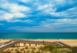 Uitzicht op Bethany Beach Delaware vanaf een strandpromenade