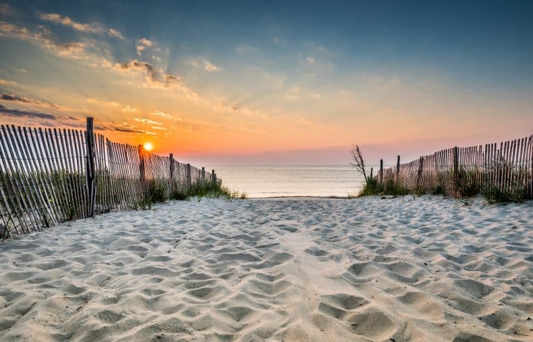 Strandpad naar Bethany Beach Delaware bij zonsondergang