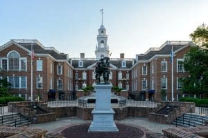 Standbeeld bij het kapitaalgebouw van Dover Delaware