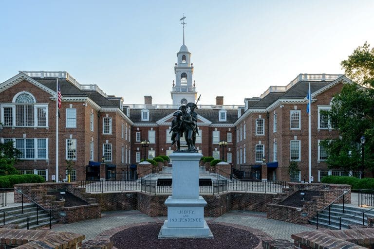 Standbeeld bij het kapitaalgebouw van Dover Delaware