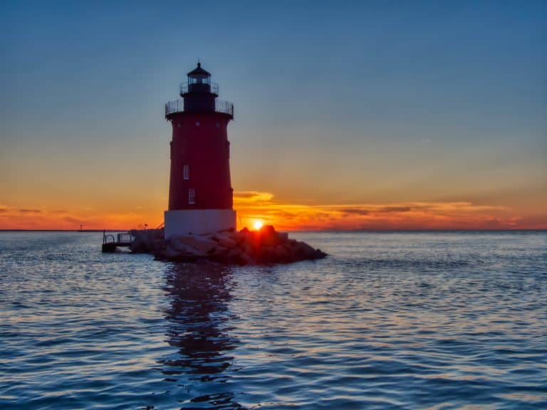 Rood vuurtoren bij Lewes Delaware tijdens zonsondergang