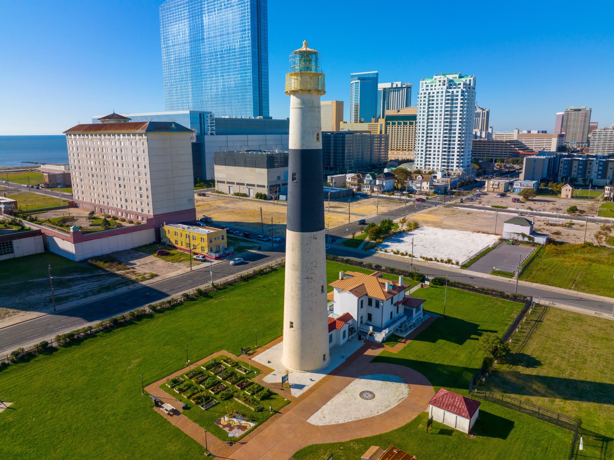 Vuurtoren Absecon Atlantic City, New Jersey met moderne gebouwen