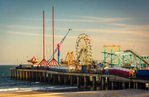 Steel Pier Atlantic City, New Jersey met attracties en reuzenrad