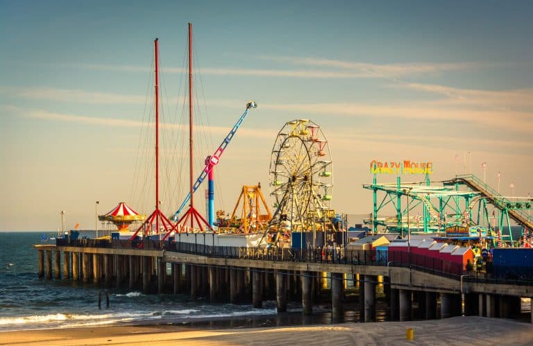 Steel Pier Atlantic City, New Jersey met attracties en reuzenrad