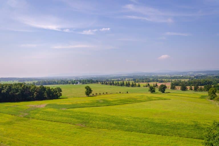 Open velden Gettysburg Pennsylvania met heuvels op achtergrond