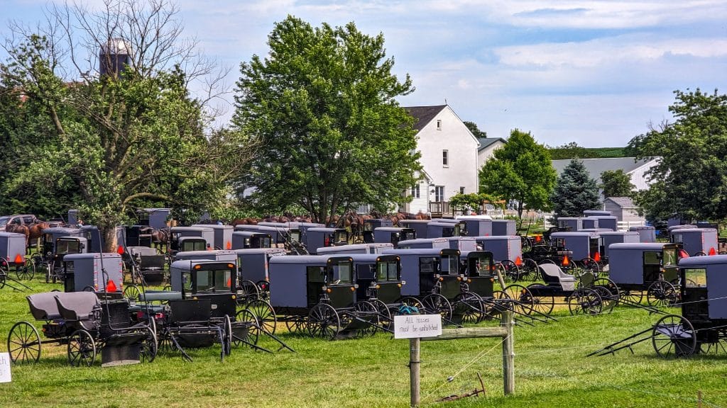Amish koetsen bij kerk Lancaster Pennsylvania