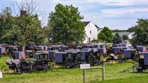 Amish koetsen bij kerk Lancaster Pennsylvania