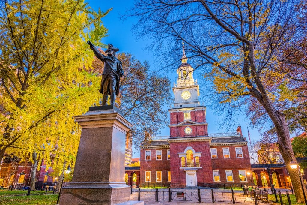 Independence Hall met standbeeld in Philadelphia Pennsylvania