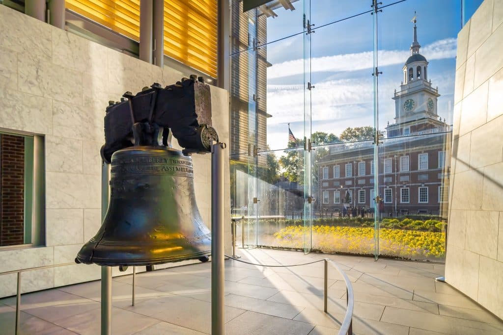 Independence Hall met standbeeld in Philadelphia Pennsylvania