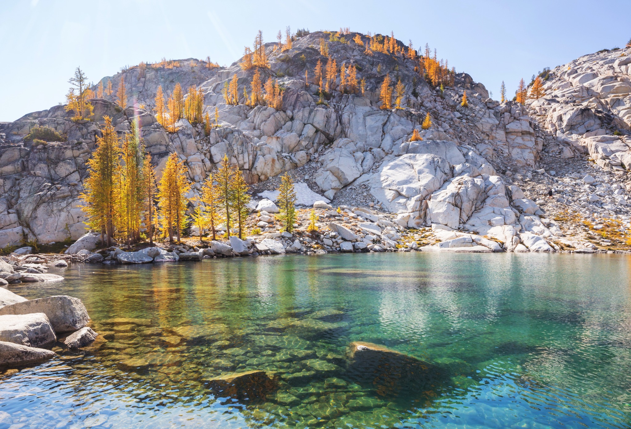 Herfstbomen bij alpien meer in Leavenworth, Washington