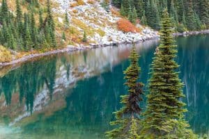 Alpien meer met herfstkleuren bij Mount Rainier Washington