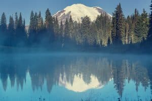 Mount Rainier met mist boven bergmeer in Washington