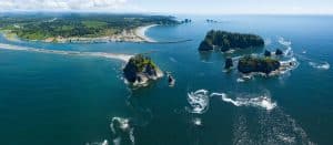 Kustlijn met eilanden bij Olympic National Park Washington