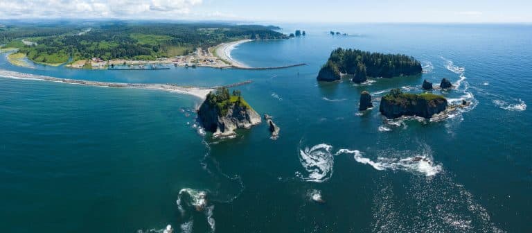 Kustlijn met eilanden bij Olympic National Park Washington