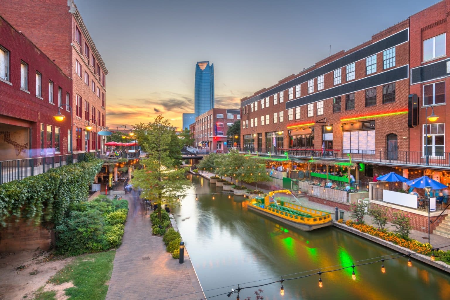 Bricktown kanaal in Oklahoma City bij avond, Oklahoma