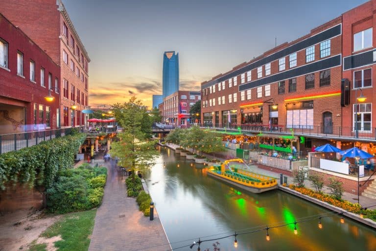 Bricktown kanaal in Oklahoma City bij avond, Oklahoma