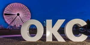 OKC letters met verlicht reuzenrad in Oklahoma City, Oklahoma
