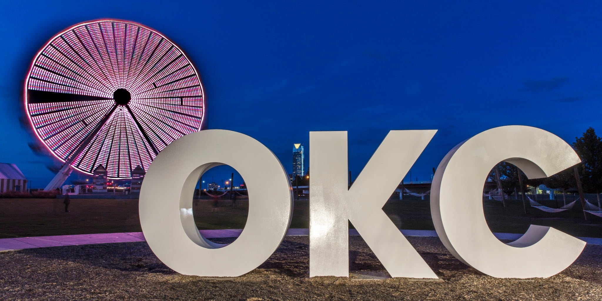 OKC letters met verlicht reuzenrad in Oklahoma City, Oklahoma