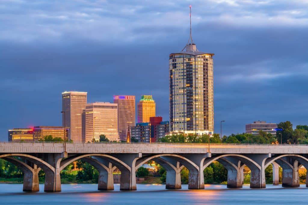 Skyline van Tulsa Oklahoma met brug over de rivier