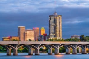 Skyline van Tulsa Oklahoma met brug over de rivier