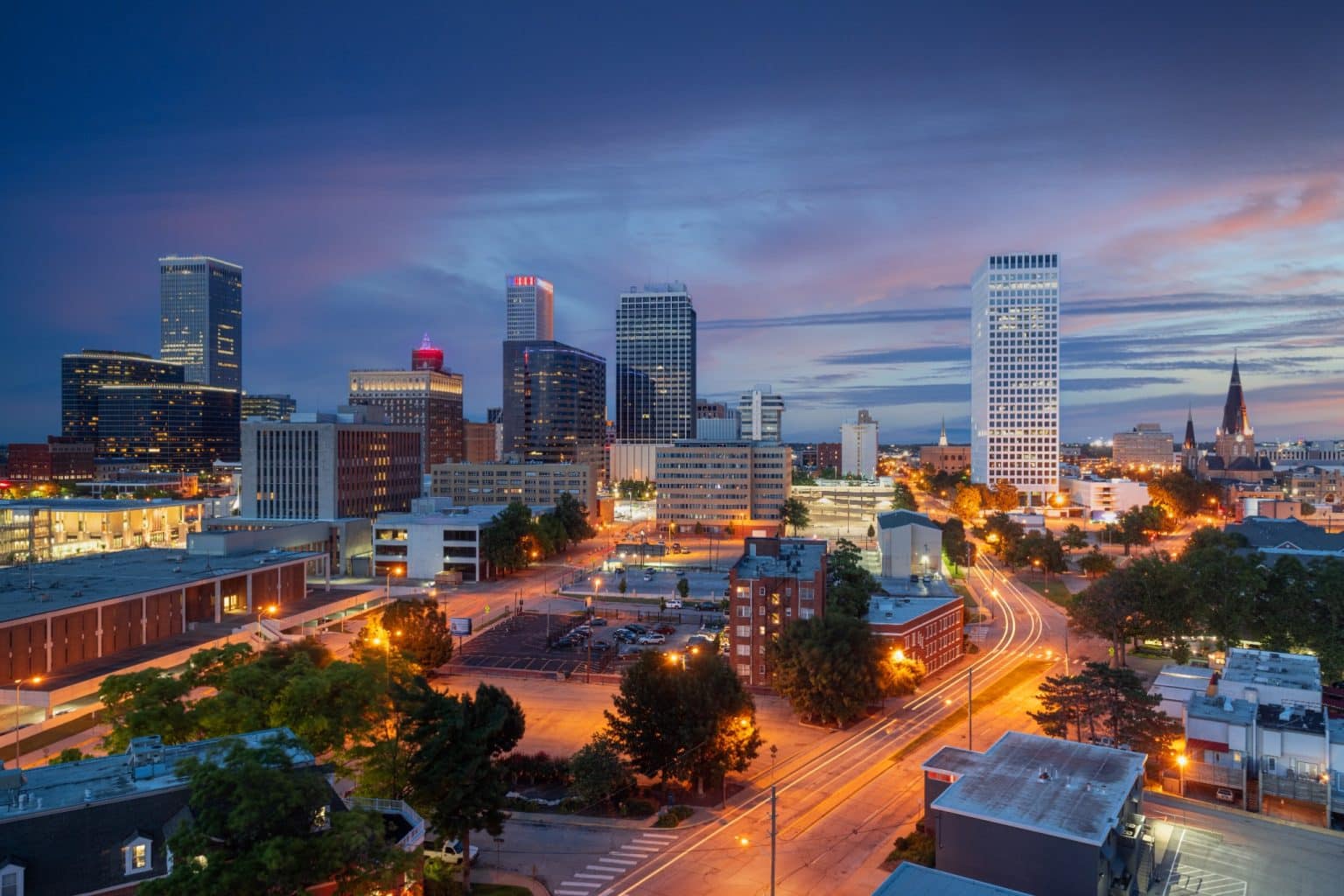 Tulsa Oklahoma skyline in de avond