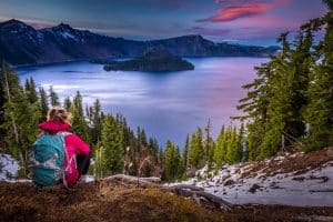 Hiker met uitzicht op Crater Lake in Oregon