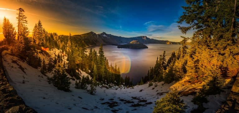 Zicht op Wizard Island in Crater Lake National Park, Oregon