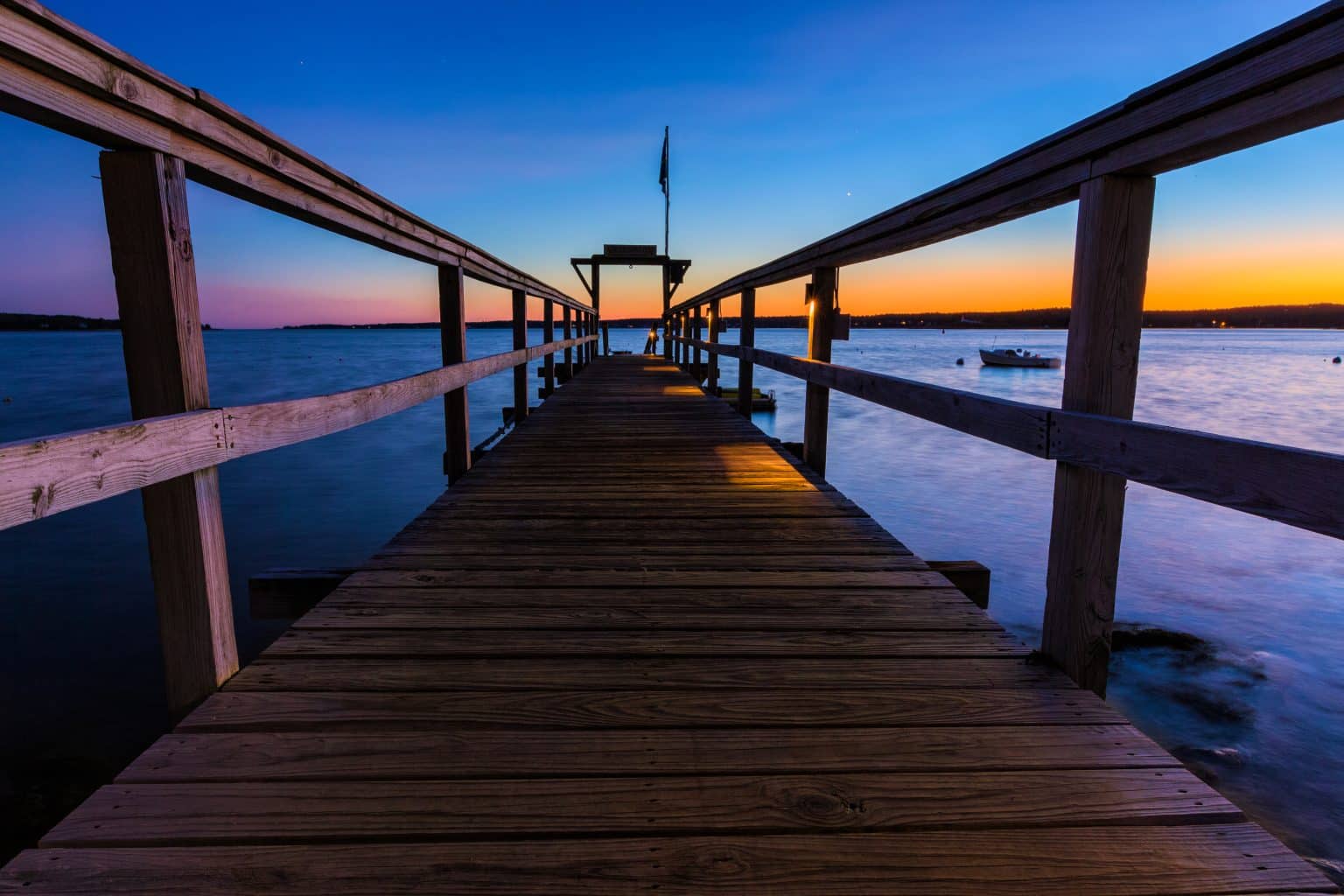 Pier in Boothbay Harbor bij zonsondergang