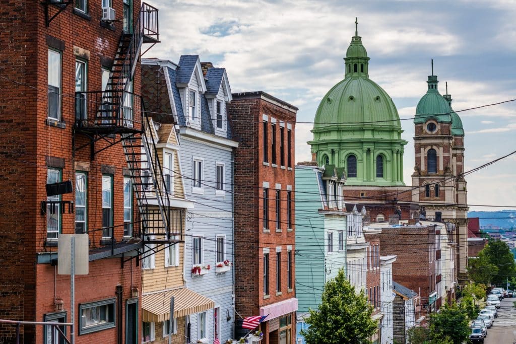 Huizen en kerk in Pittsburgh Pennsylvania