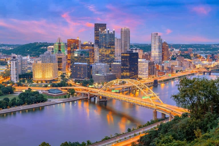 Skyline van Pittsburgh Pennsylvania bij zonsondergang