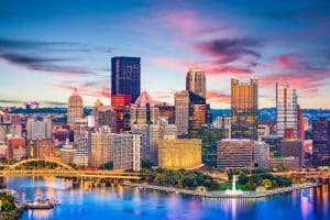 Skyline van Pittsburgh Pennsylvania met bruggen