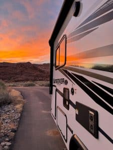 Road Bear C23-25 exterieur zijaanzicht zonsondergang