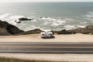 Road Bear camper langs kustweg bij Santa Cruz Californië