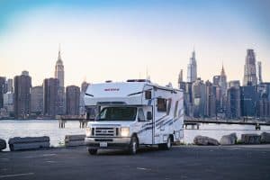 Camper met skyline van New York City