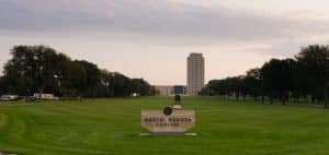 Bismarck North Dakota capitool bij zonsondergang