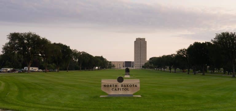 Bismarck North Dakota capitool bij zonsondergang