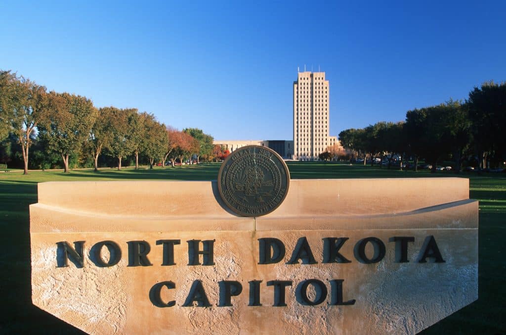 Bismarck North Dakota capitool en toegangsbord in de herfst.