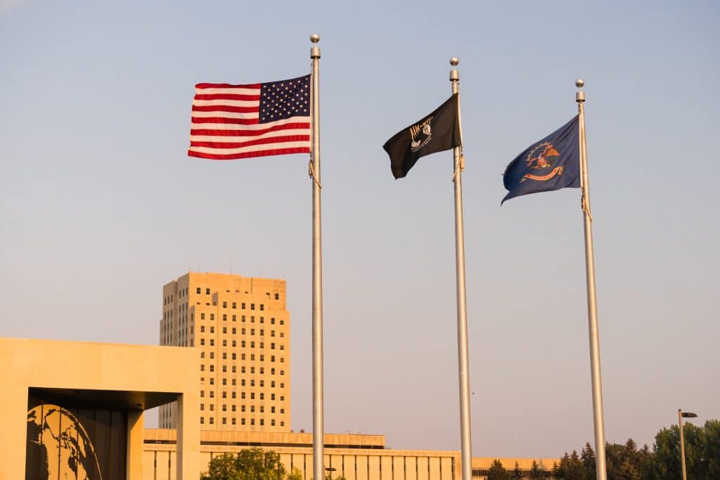 Bismarck North Dakota capitool met vlaggen op voorgrond