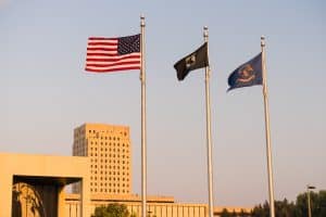 Bismarck North Dakota capitool met vlaggen op voorgrond