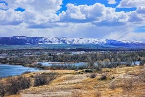 Uitzicht op Casper met besneeuwde bergen in Wyoming