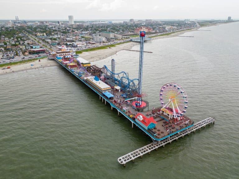 Pleasure Pier in Galveston Texas met attracties