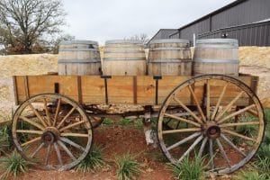 Houten wijnvaten op wagen in Fredericksburg Texas
