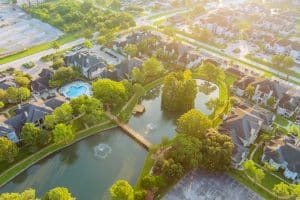 Woonwijk met vijver in Houston, Texas
