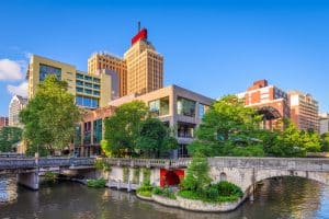 River Walk met moderne gebouwen in San Antonio, Texas