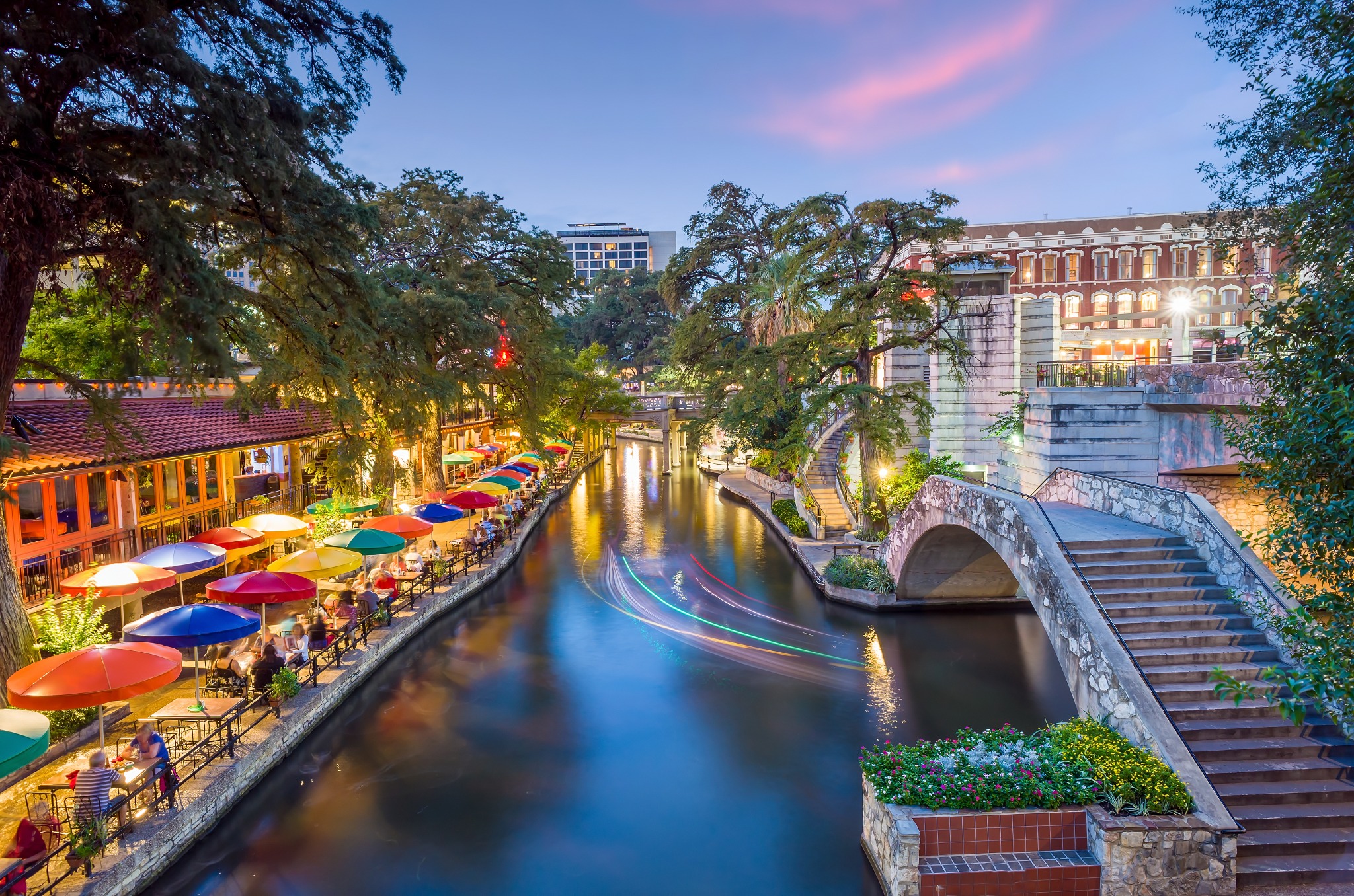 Terrassen aan de River Walk in San Antonio, Texas