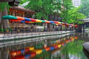 Terrassen en bomen langs de River Walk in San Antonio, Texas