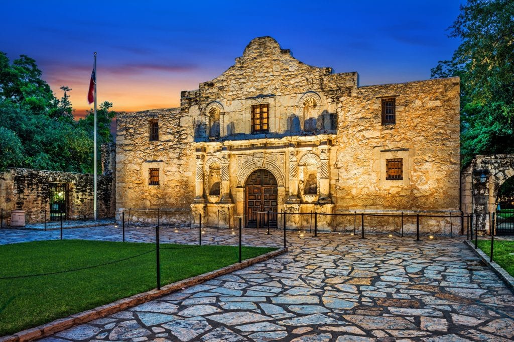 The Alamo bij zonsondergang in San Antonio, Texas