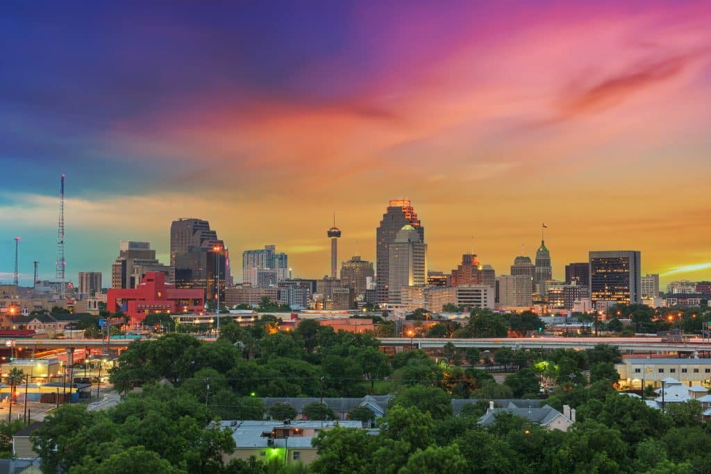 Skyline van San Antonio bij zonsondergang in Texas