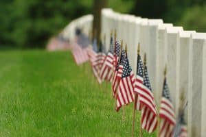Oorlogsgraven met Amerikaanse vlaggetjes in Arlington National Cemetery